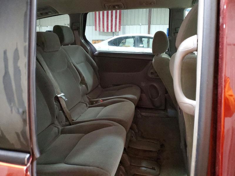 2004 Toyota Sienna le 8 Passenger