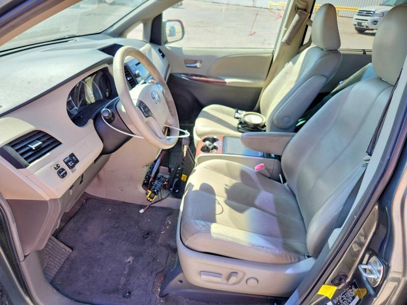 2013 Toyota Sienna xle 8-passenger