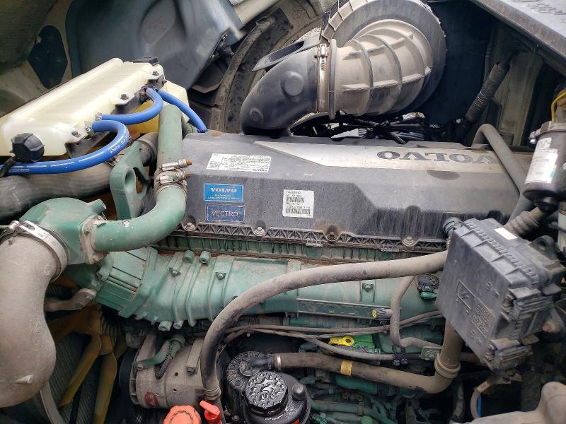 2015 Volvo VNL Semi Truck