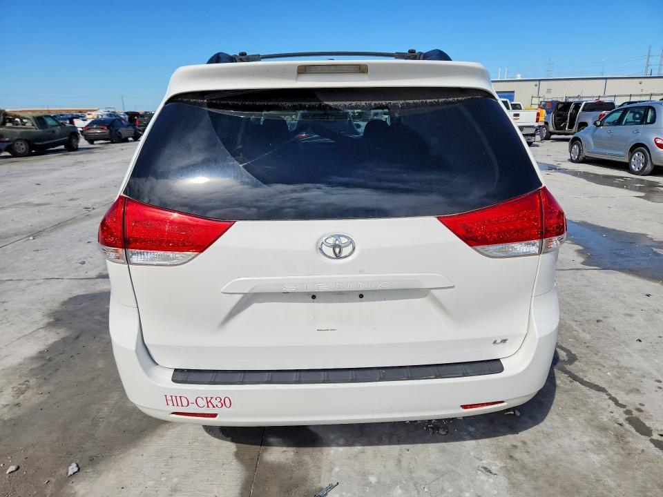 2011 Toyota Sienna le 8-passenger