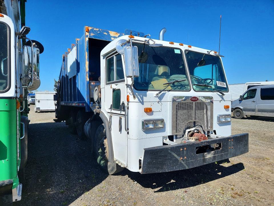 2001 Peterbilt 320