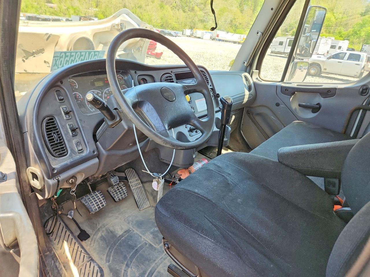 2015 Freightliner Business Class M2 Flatbed Truck