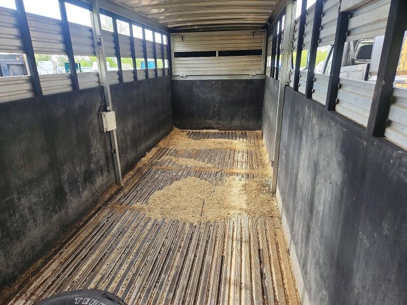 2003 Sundowner Valuelite Horse Trailer