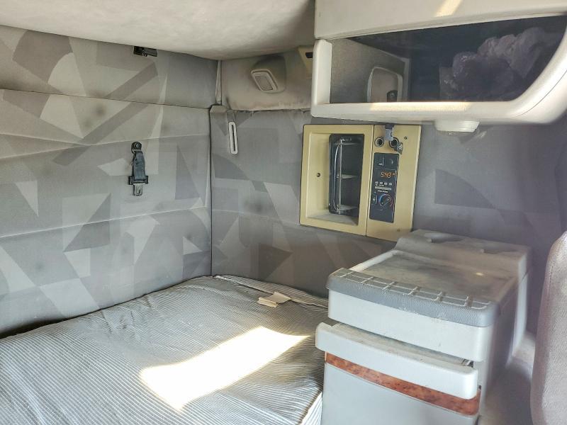 2004 Volv O VNL Semi Truck