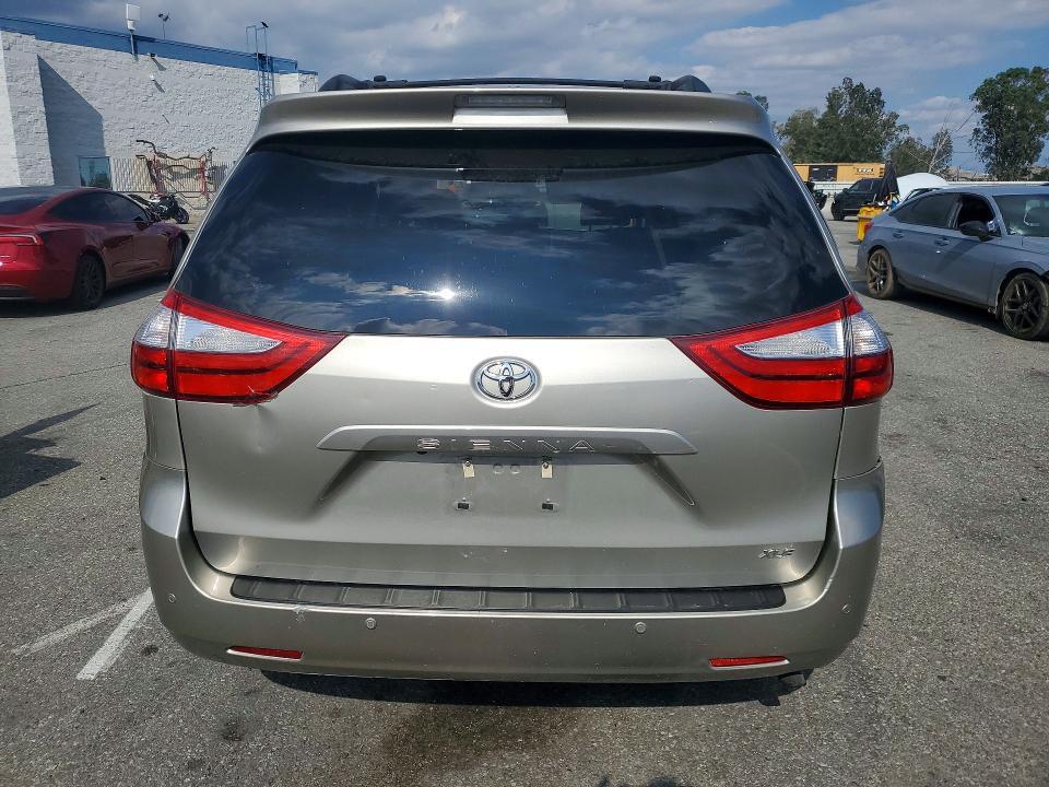2016 Toyota Sienna xle 8-passenger