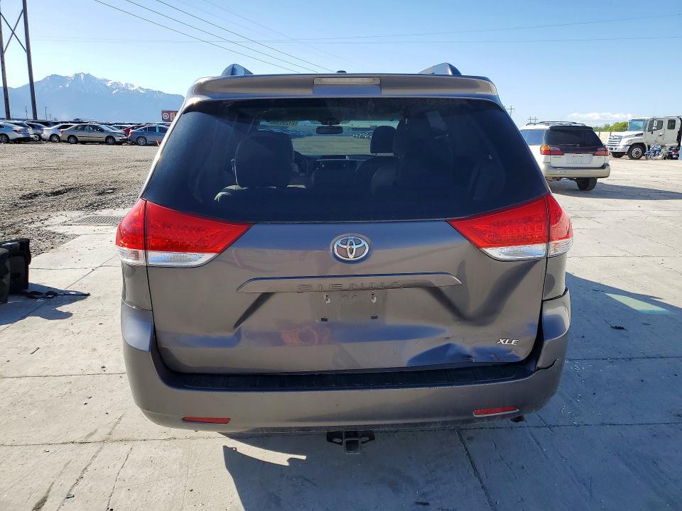 2014 Toyota Sienna xle 8-passenger