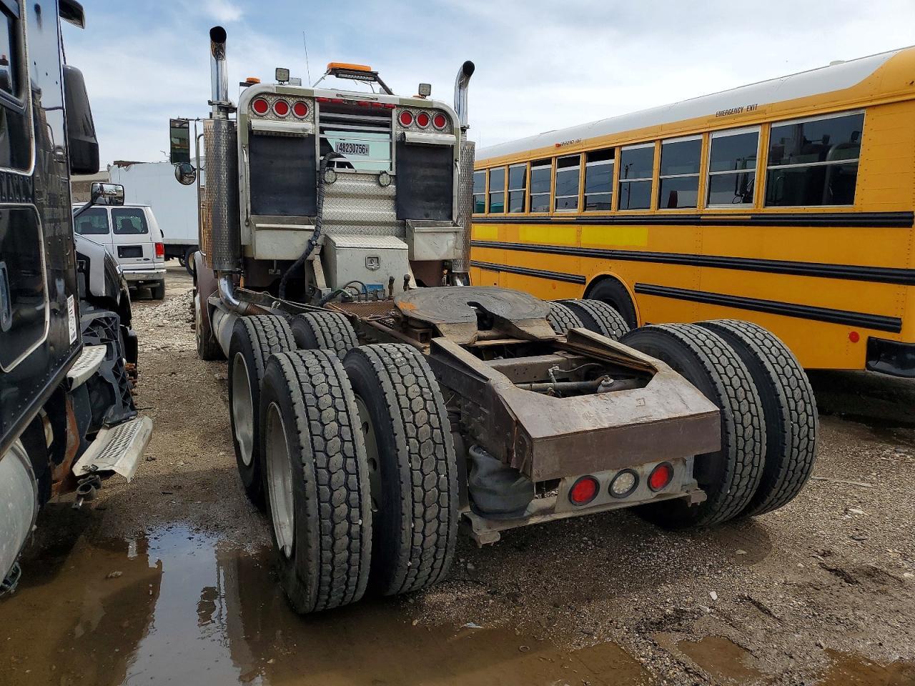 2000 Peterbilt 378 Semi Truck