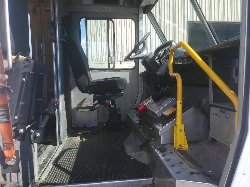 2005 Freightliner MT45G Delivery Truck