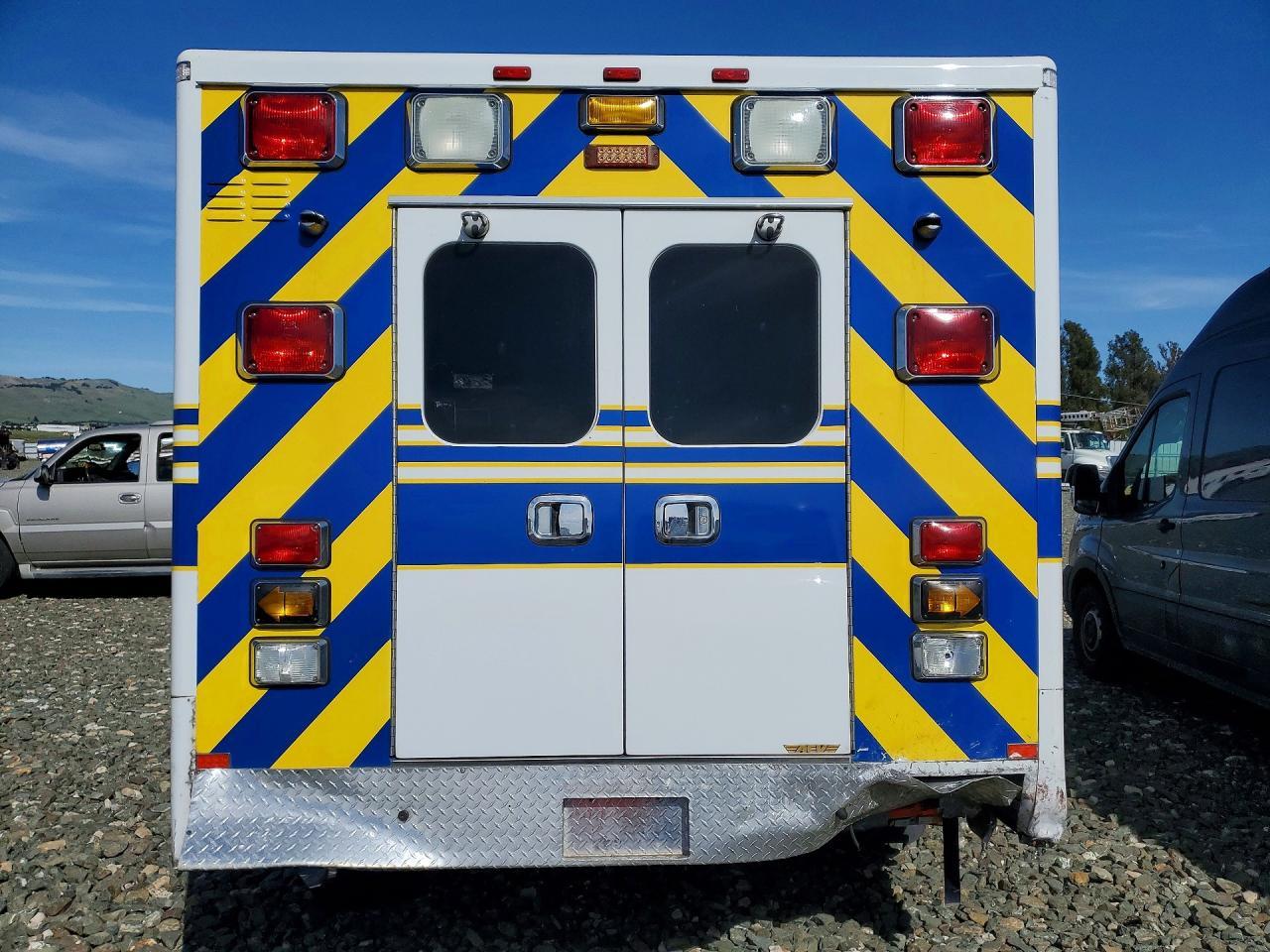 2017 Ford Econoline E350 Super Duty Cutaway Van