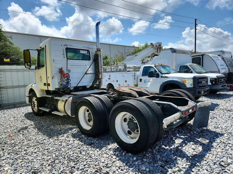 2003 Volv O VNM Semi Truck