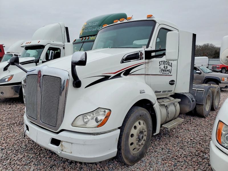 2016 Kenworth T680 Semi Truck