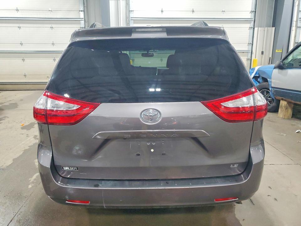 2017 Toyota Sienna le 8-passenger