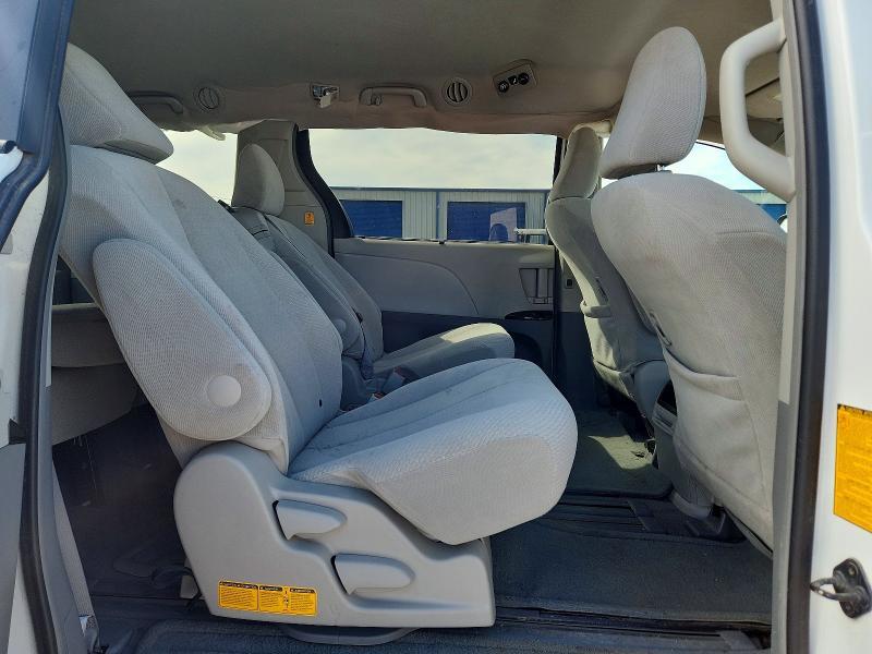 2011 Toyota Sienna le 8-passenger