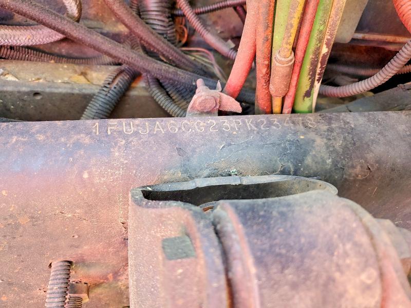 2003 Freightliner Columbia 120 Semi Truck