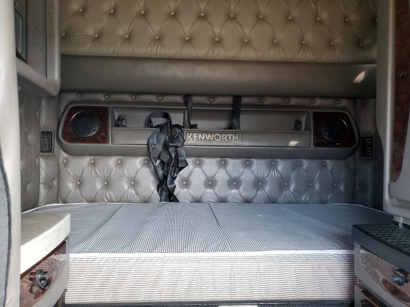 2012 Kenworth T700 Semi Truck