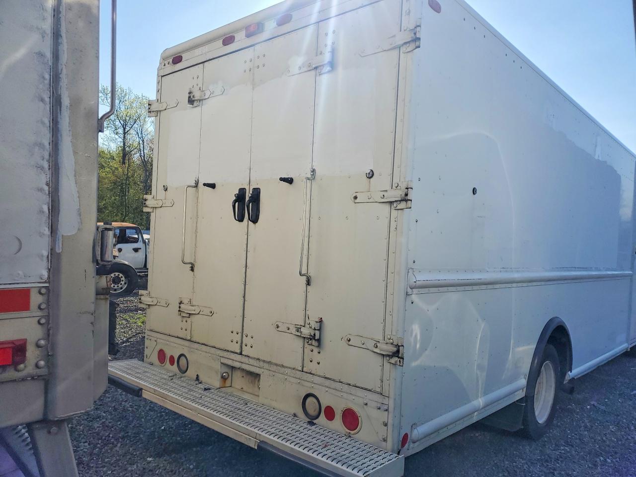 2007 Freightliner MT45G Chassis Delivery Truck