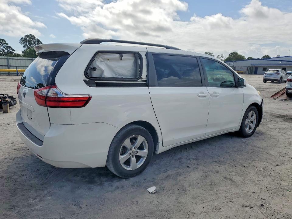 2017 Toyota Sienna le 8-passenger