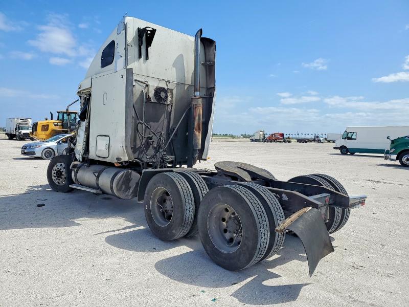 2004 Freightliner Columbia 120 Semi Truck