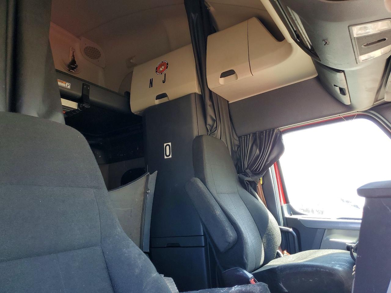 2019 Freightliner Cascadia 126