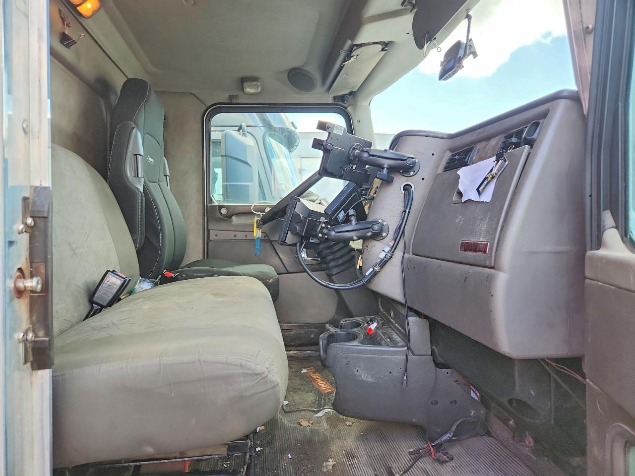 2009 Kenworth T330 BOX Truck