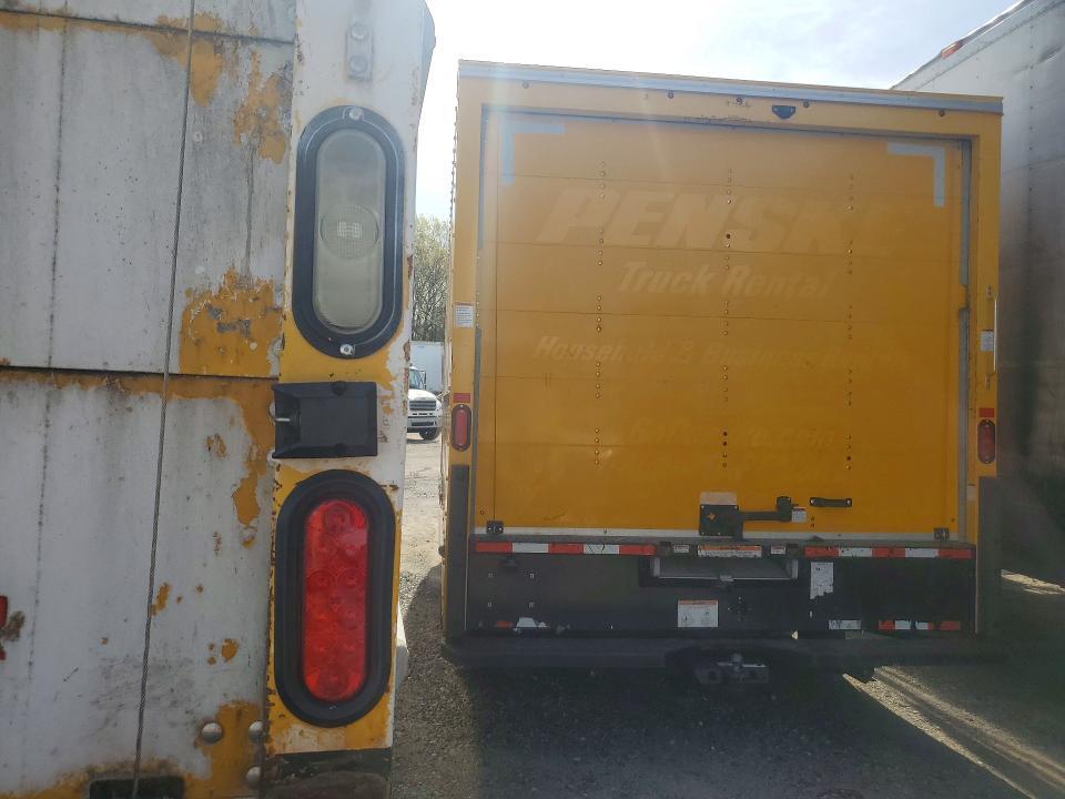 2022 GMC Savana BOX Truck