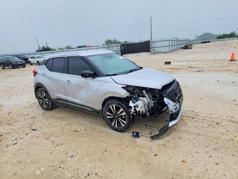 2020 Nissan Kicks sr