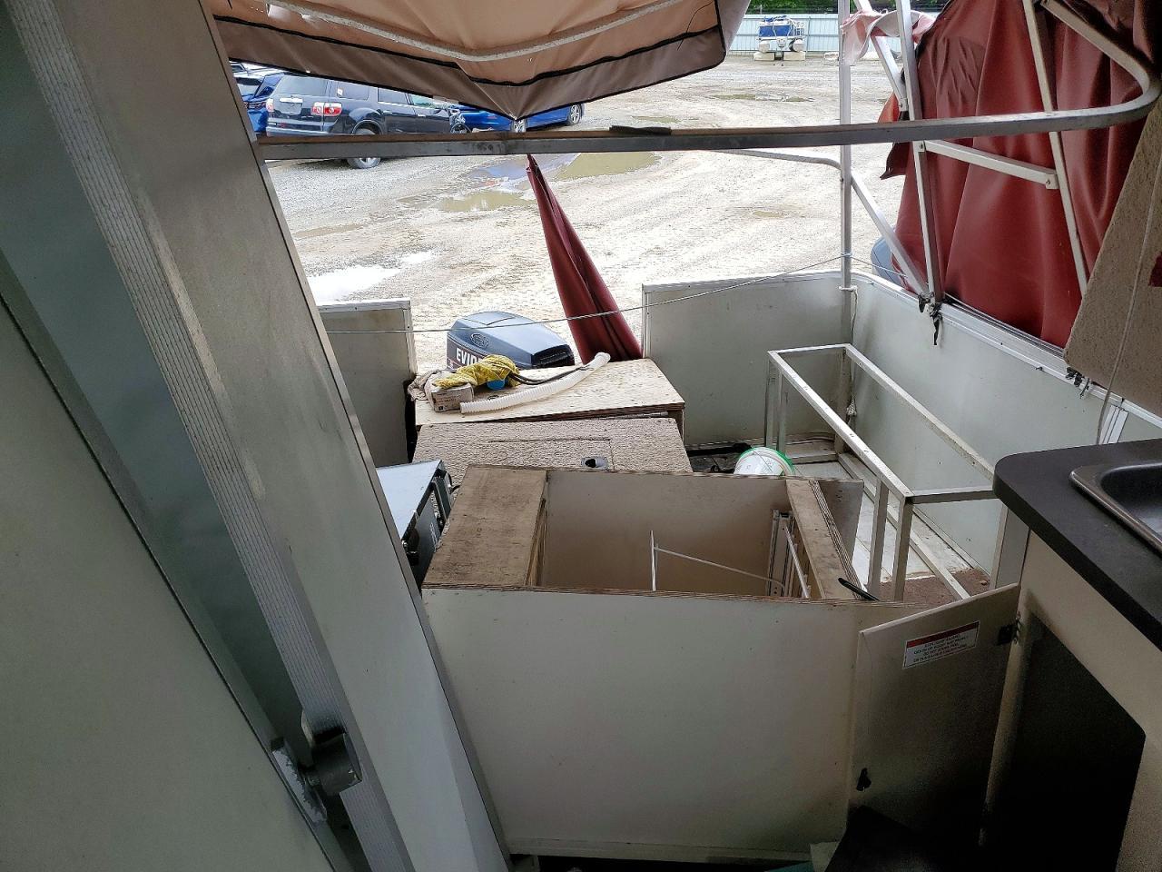 2001 Sun Tracker Boat