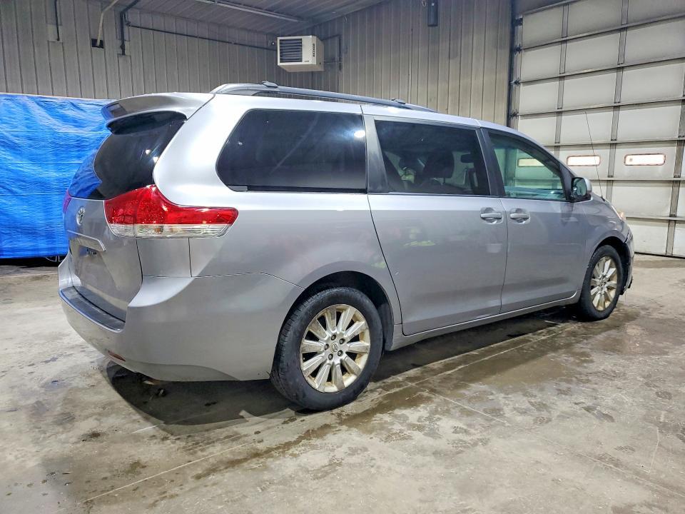 2012 Toyota Sienna le