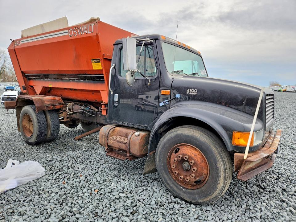 1999 International 4700 Spreader Truck