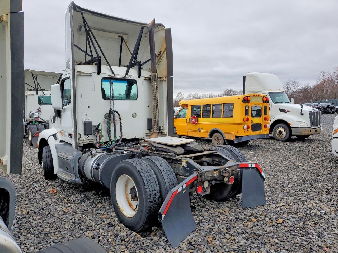 2017 Peterbilt 579 Semi Truck