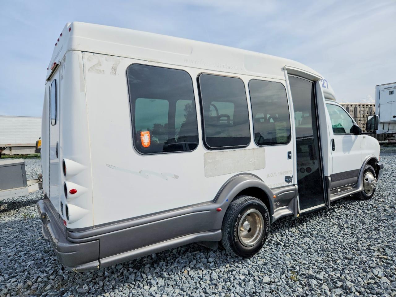 2005 Tilhulp 2005 GMC Savana Shuttle Bus