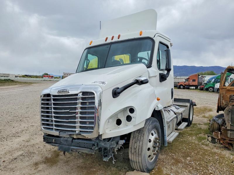 2014 Freigliner 2014 Freightliner Cascadia 113 Semi Truck