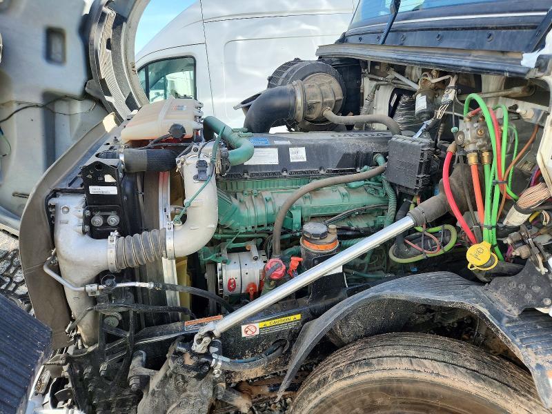 2025 Volvo VNL64T