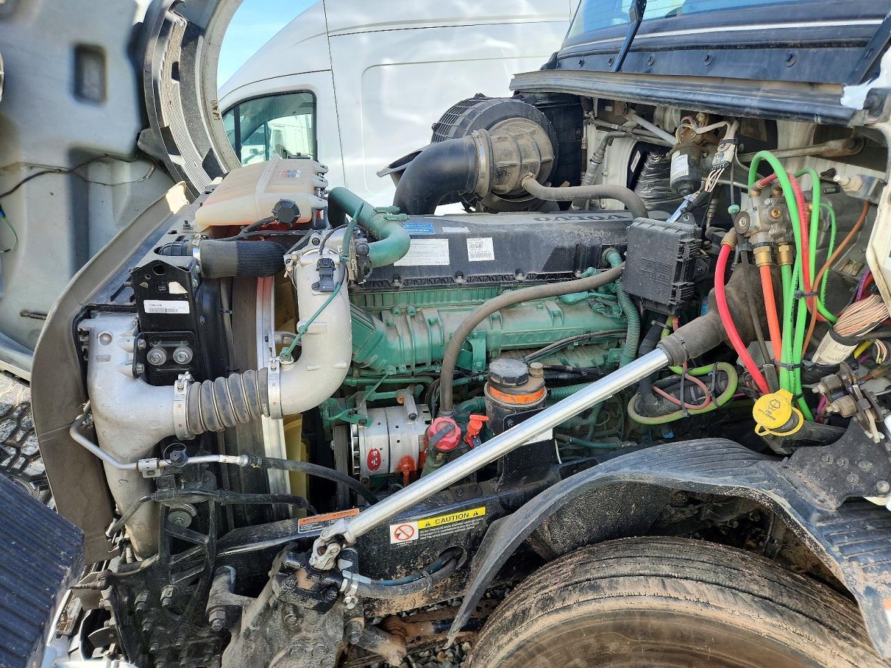 2025 Volvo VNL64T