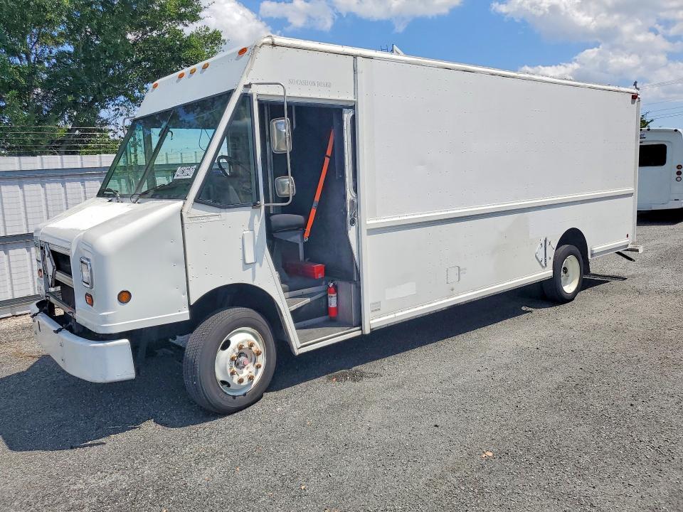 2000 Freightliner MT45 Chassis Delivery Truck