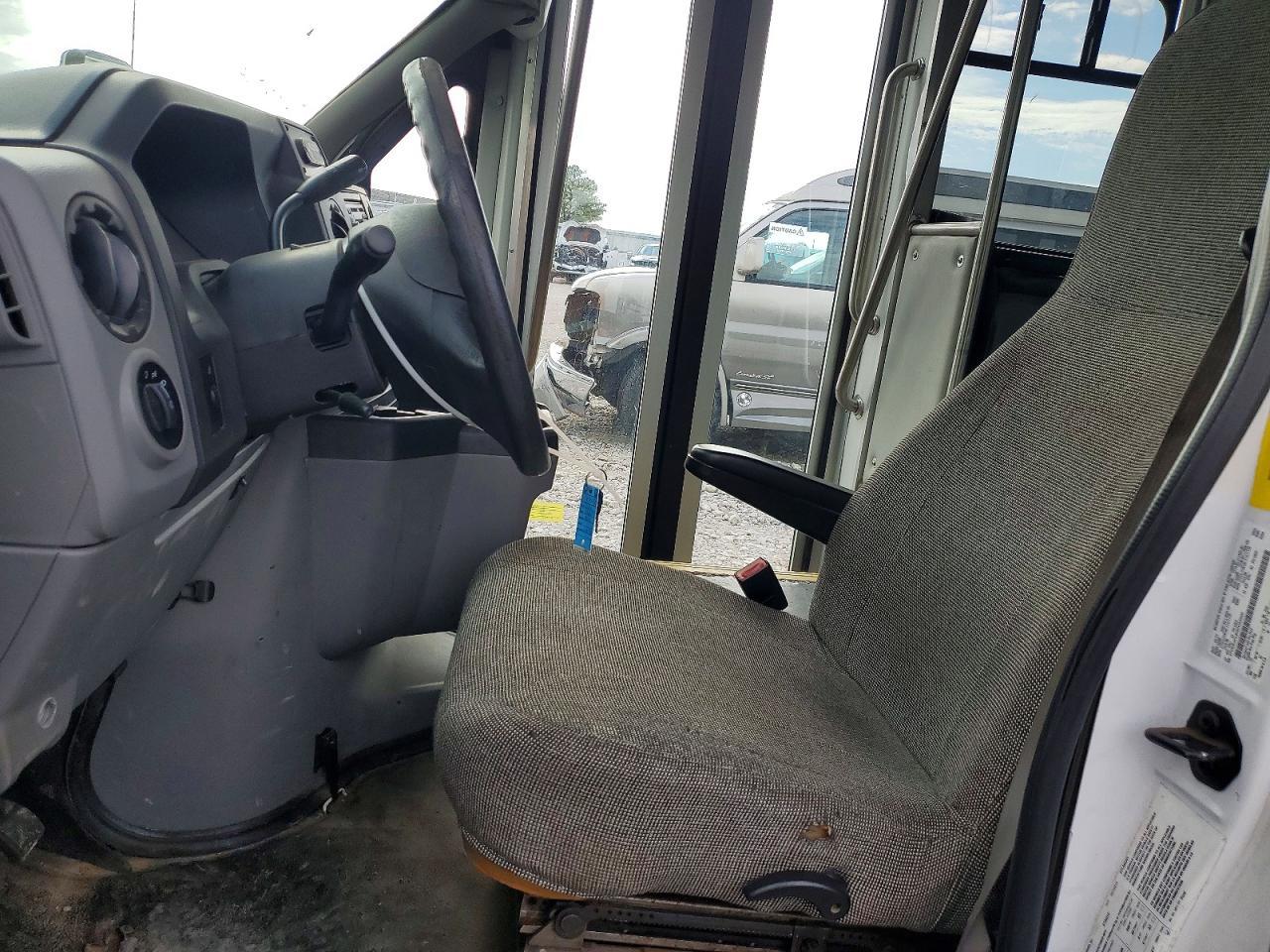 2016 Ford Econoline E350 Super Duty Cutaway Van