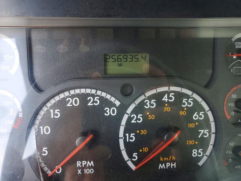 2013 Freigliner 2013 Freightliner Cascadia 125 Semi Truck