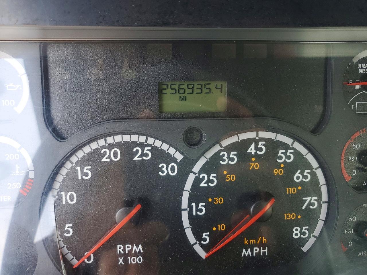 2013 Freigliner 2013 Freightliner Cascadia 125 Semi Truck