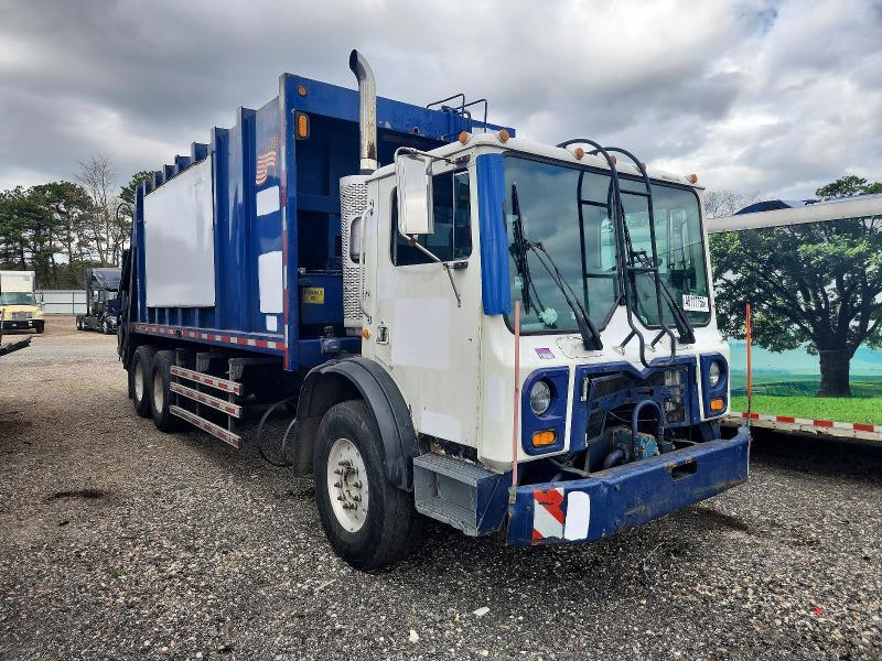 2011 Mack MRU600 Refuse Truck