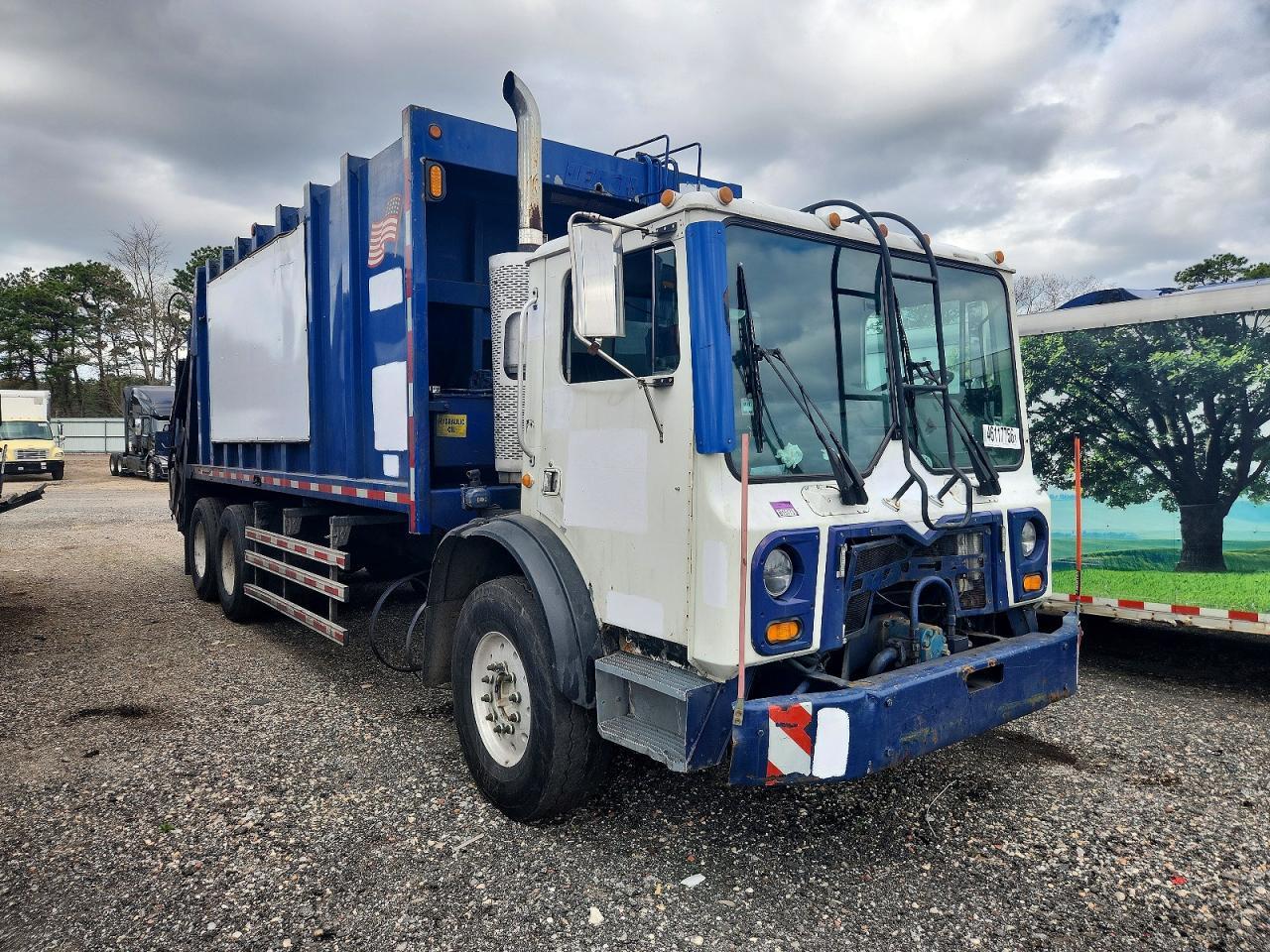 2011 Mack MRU600 Refuse Truck