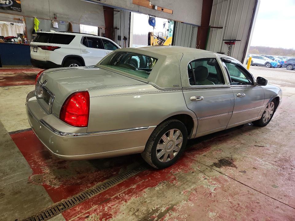 2004 Lincoln Town car Ultimate