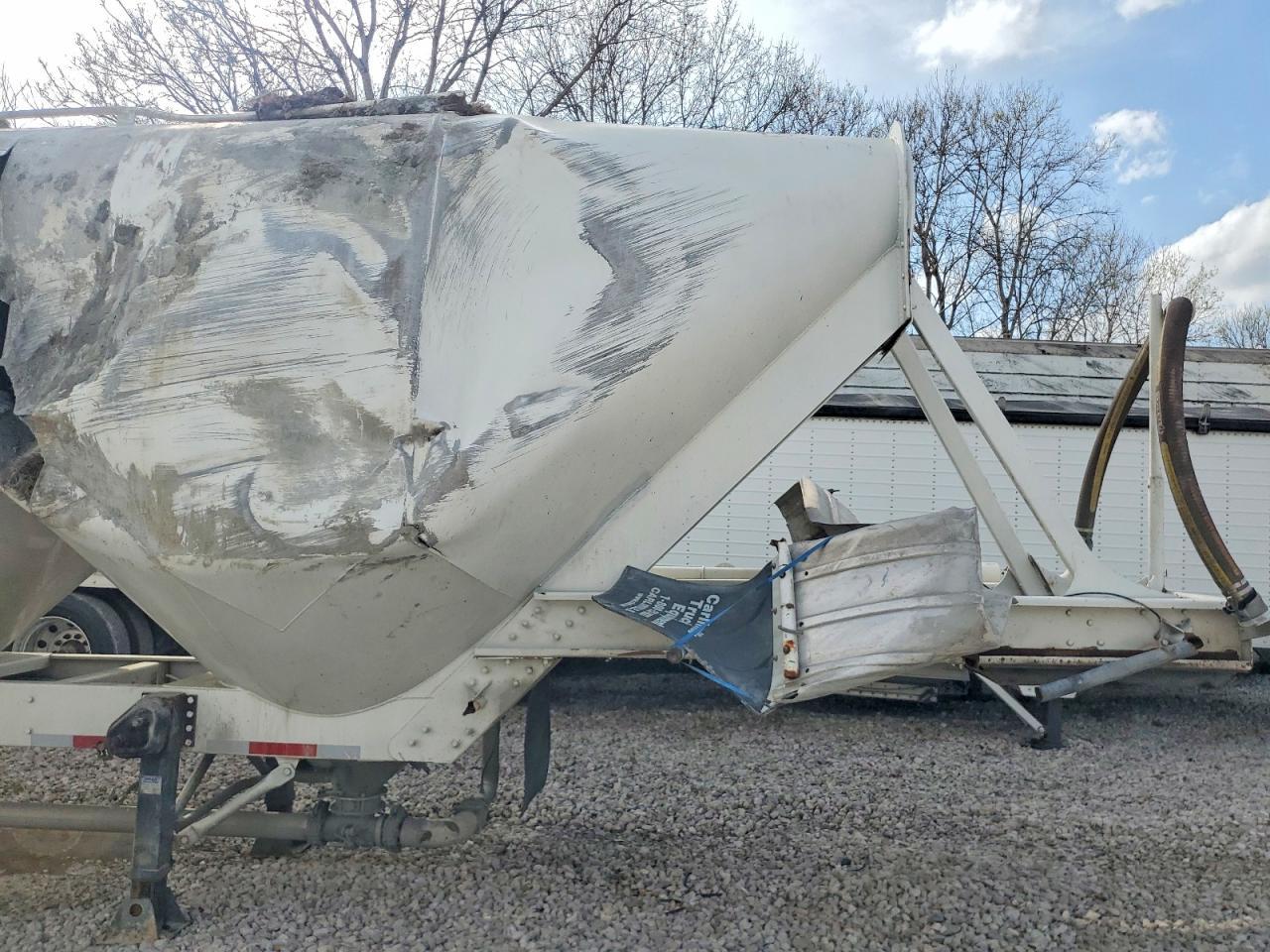 1999 Vantage Dump 1999 Freedom Pneumatic DRY Bulk Trailer
