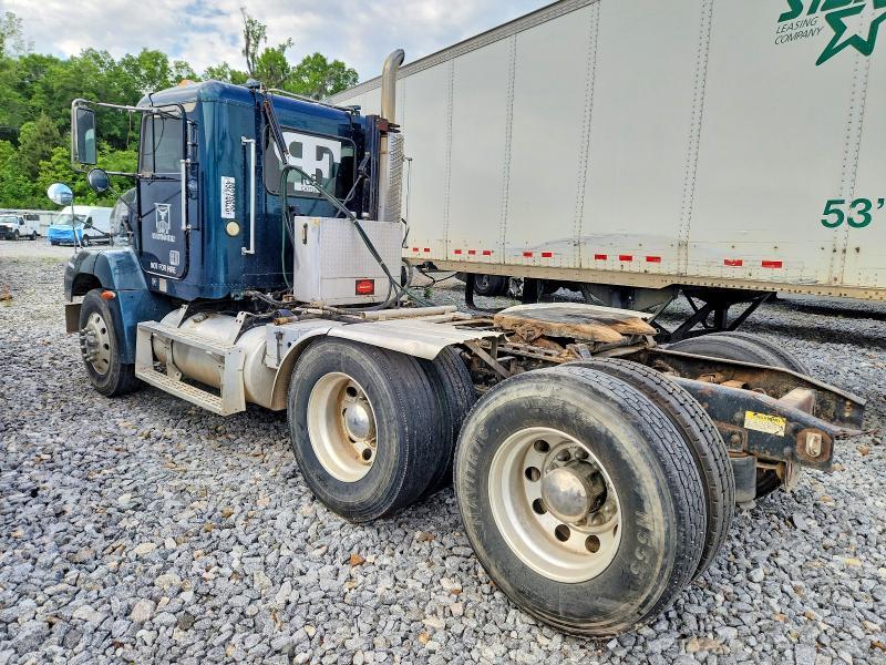 2000 Freightliner FLD112 Semi Truck