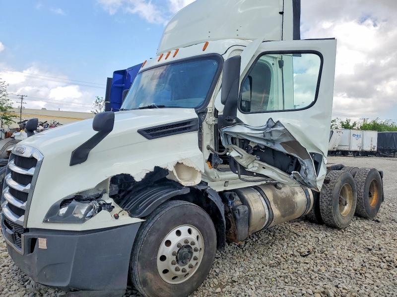 2022 Freigliner Cascadia 126