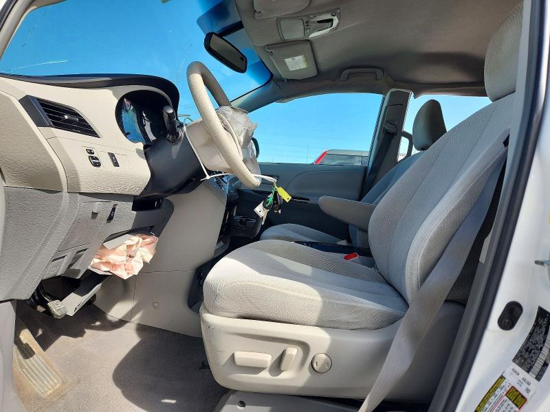 2011 Toyota Sienna le 8-passenger