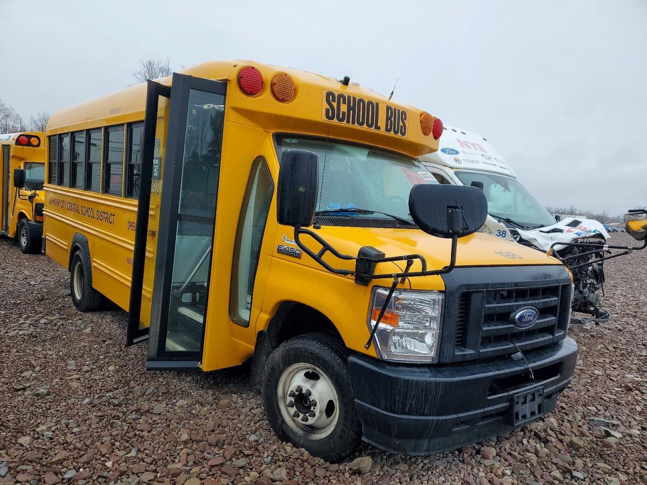 2022 Ford Econoline E450 Super Duty Cutaway Van