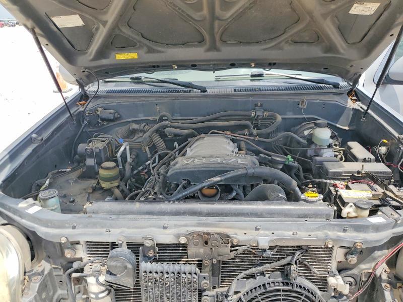 2004 Toyota Sequoia SR5