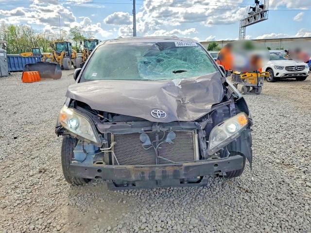 2013 Toyota Sienna xle 8-passenger