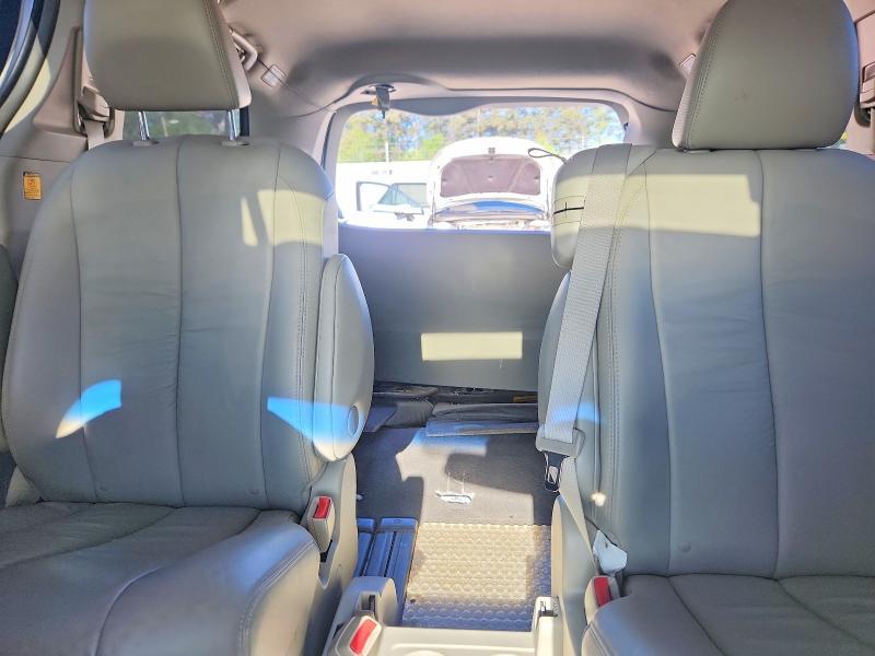 2011 Toyota Sienna xle 8-passenger