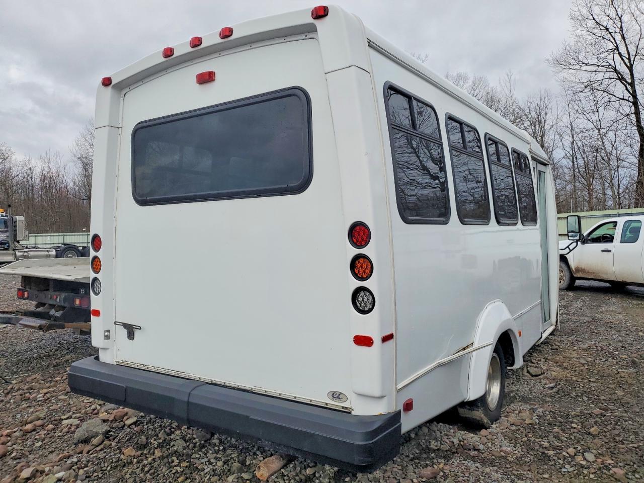 2017 Ford Econoline E350 Super Duty Cutaway Van